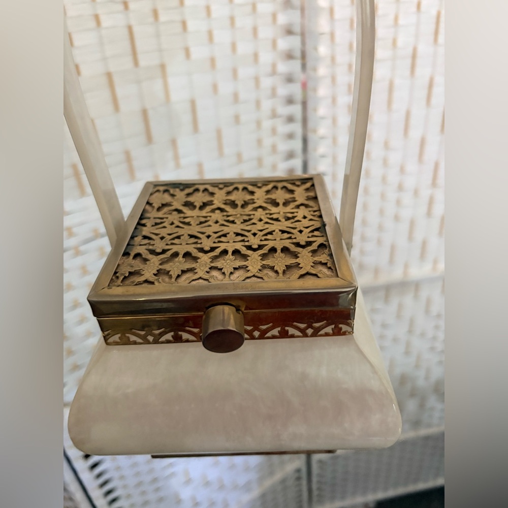Vintage Tryolean NY White Pearl Lucite & Metal bag with Brass Filigree 1950 - Picture 3 of 8